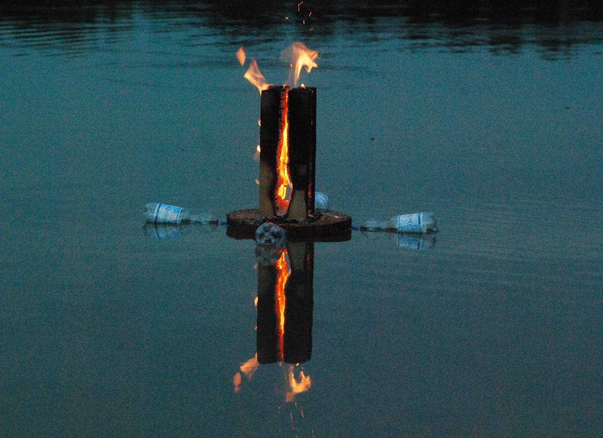 Schwimmende Schreinerfackel - brennend